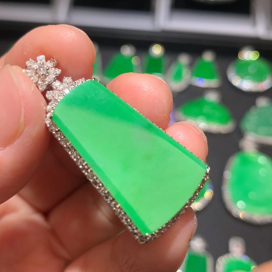 翡翠颈饰18K金镶嵌翡翠