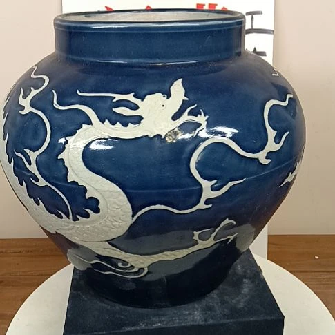 摆件祭蓝釉白龙罐子