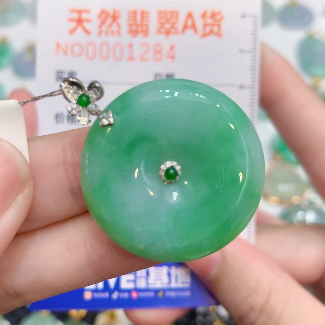 小****翡翠18K金镶嵌颈饰扣