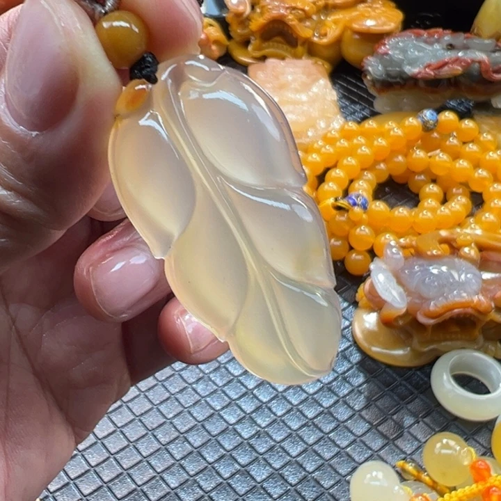石英质玉(黄龙玉)颈饰未镶嵌