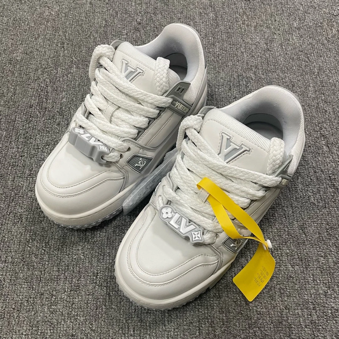 95新 LouisVuitton/路易威登 （有盒）小胖丁板鞋  37.5码/5653