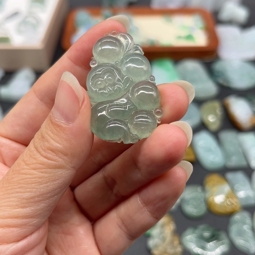 翡翠未镶嵌颈饰灵猴献瑞