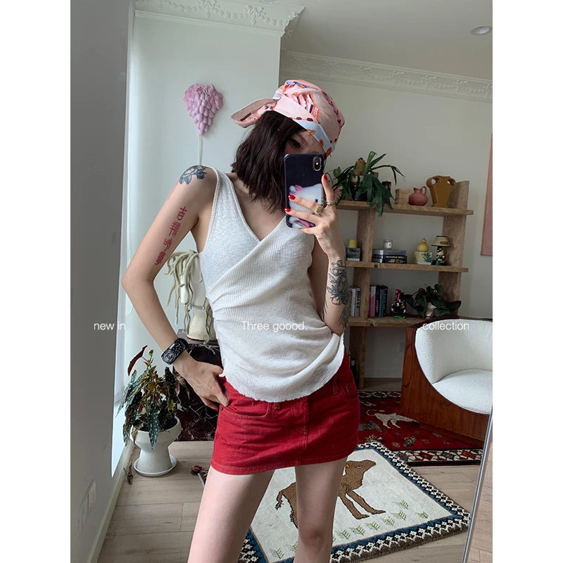 THREE GOOOD/三吉椰云纱 知性V领收腰压褶设计毛衫背心Y725S08488