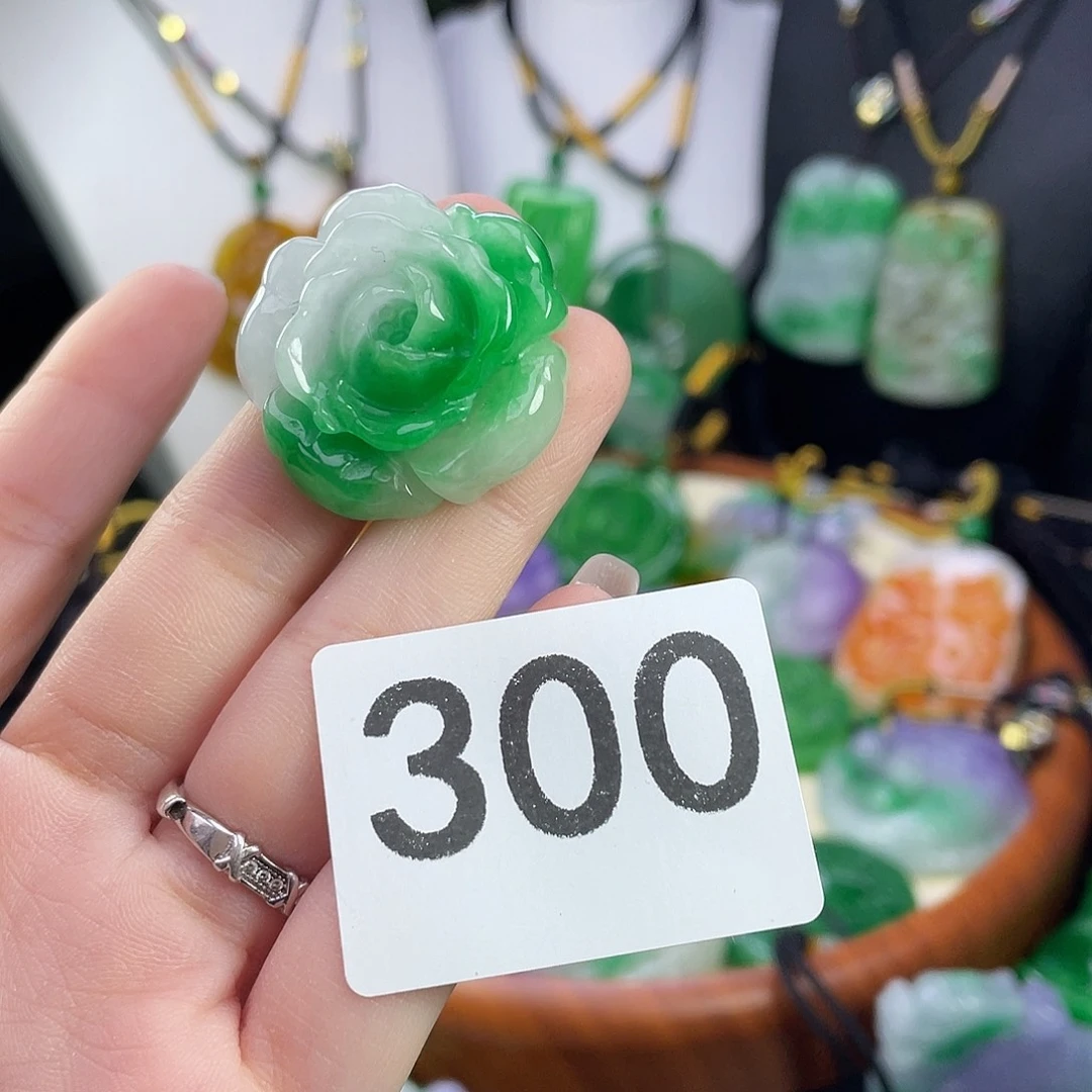 翡翠未镶嵌吊坠(赠链)