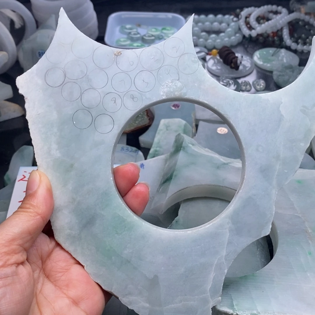 翡翠未镶嵌颈饰料 不加工