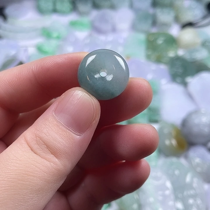 翡翠未镶嵌颈饰平安扣