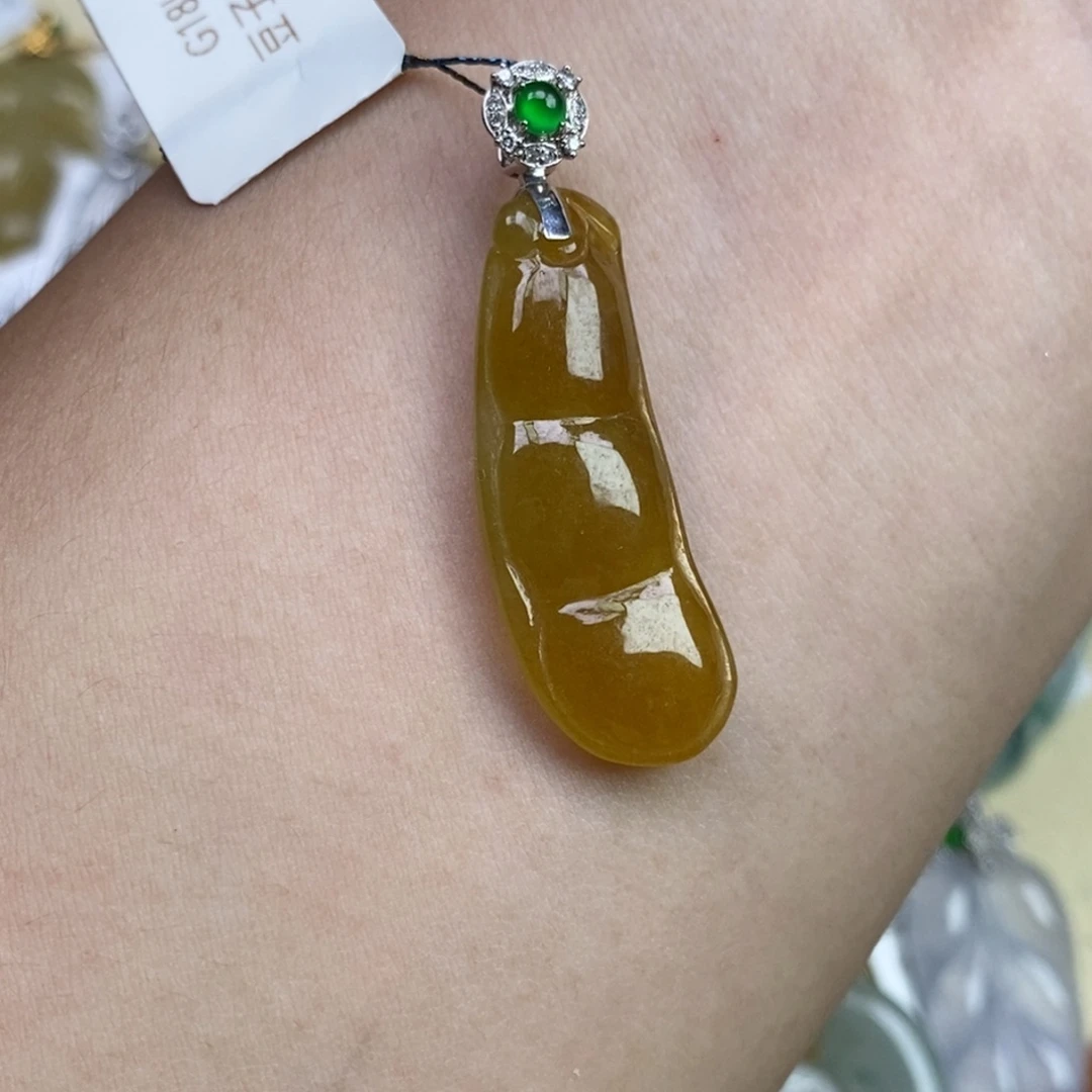 颈饰18K金镶嵌翡翠福豆