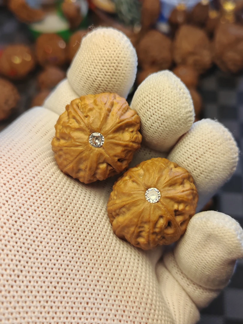 小元宝手捻核桃22号，28/22/26左右尺微磕尖