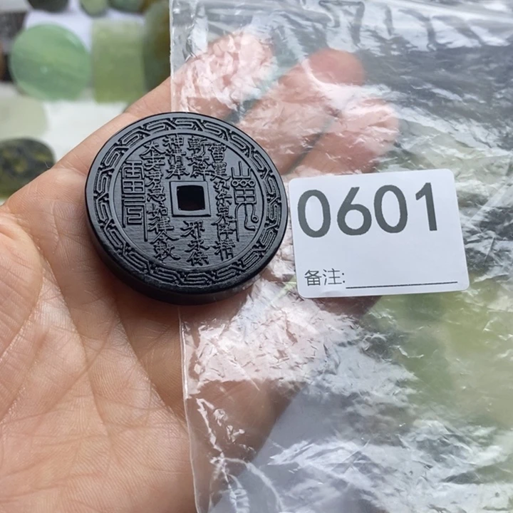 蛇纹石玉颈饰合金?****。