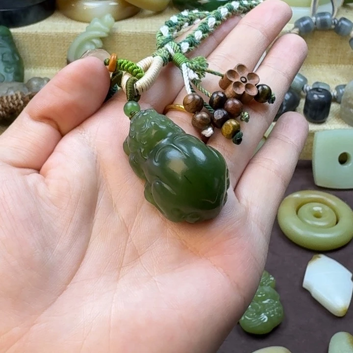 岩***和田玉未镶嵌颈饰定制