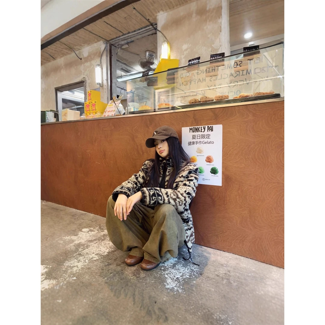 实拍2025秋冬新款女式立领图腾羊羔毛加厚保暖外套女