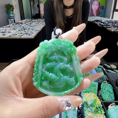 翡翠未镶嵌颈饰一个