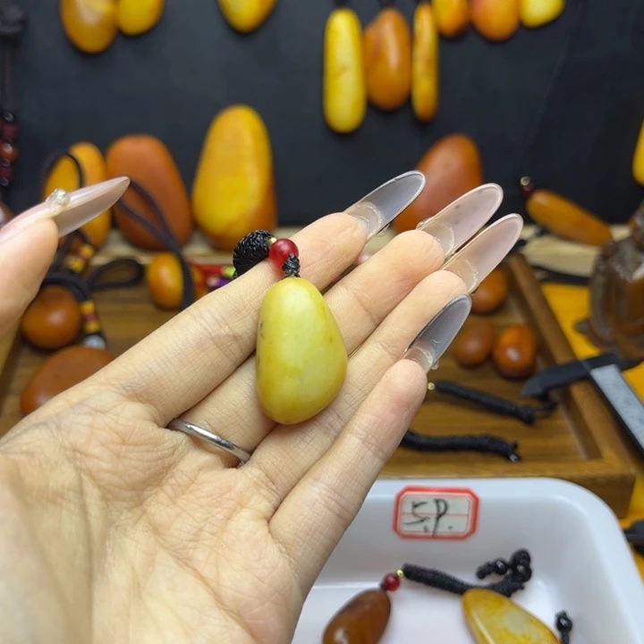 蒙***人未镶嵌和田玉（糖玉）珠宝半成品