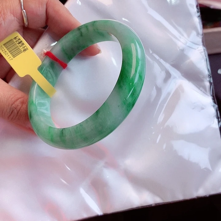 翡翠手镯未镶嵌翡翠