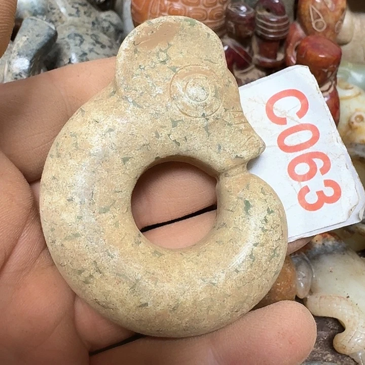 蛇纹石玉颈饰未镶嵌