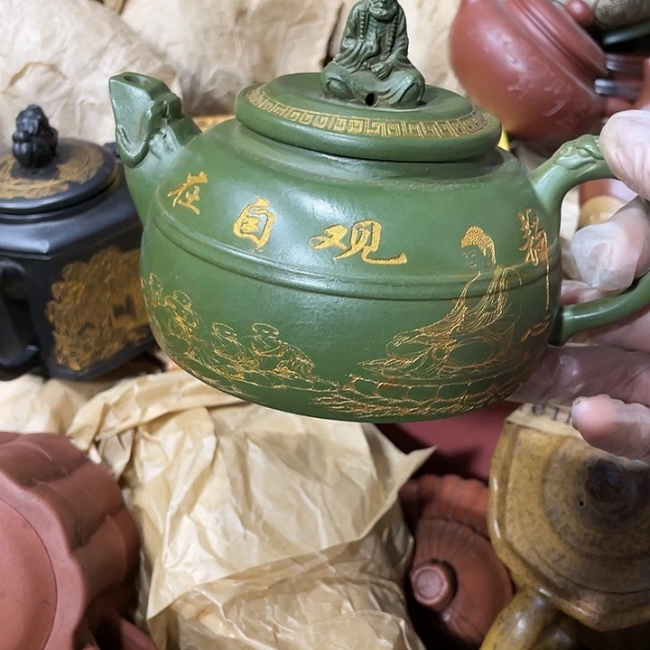 茶壶紫砂矿泥料手工制作的一把紫砂壶。