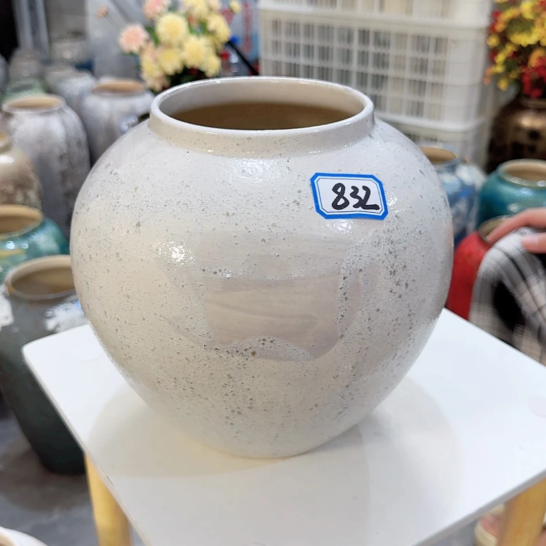 832号陶瓷高21厘米微瑕一个