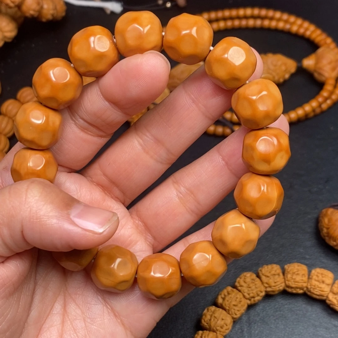 猴头核桃吊坠橄榄核雕