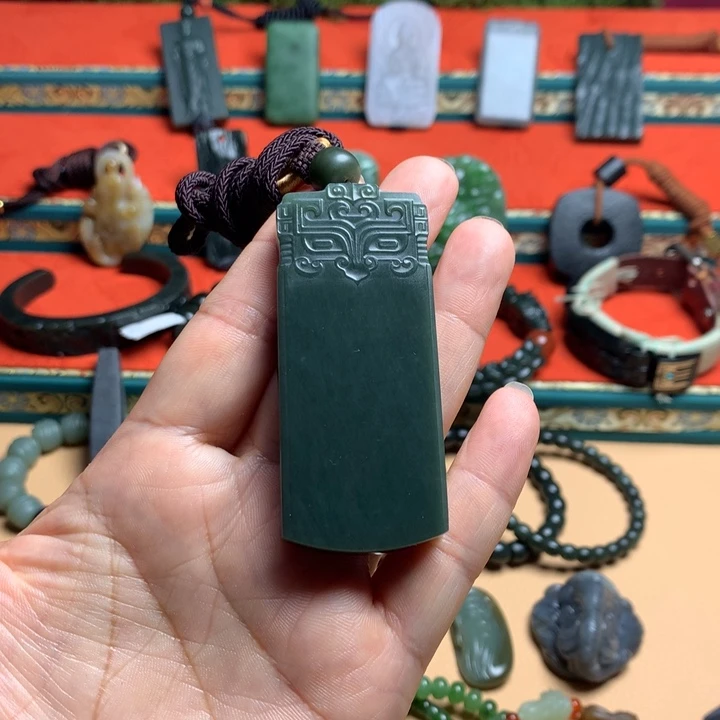 随****和田玉未镶嵌颈饰