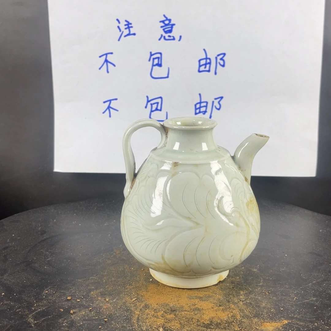 罐漂亮的小瓷器和