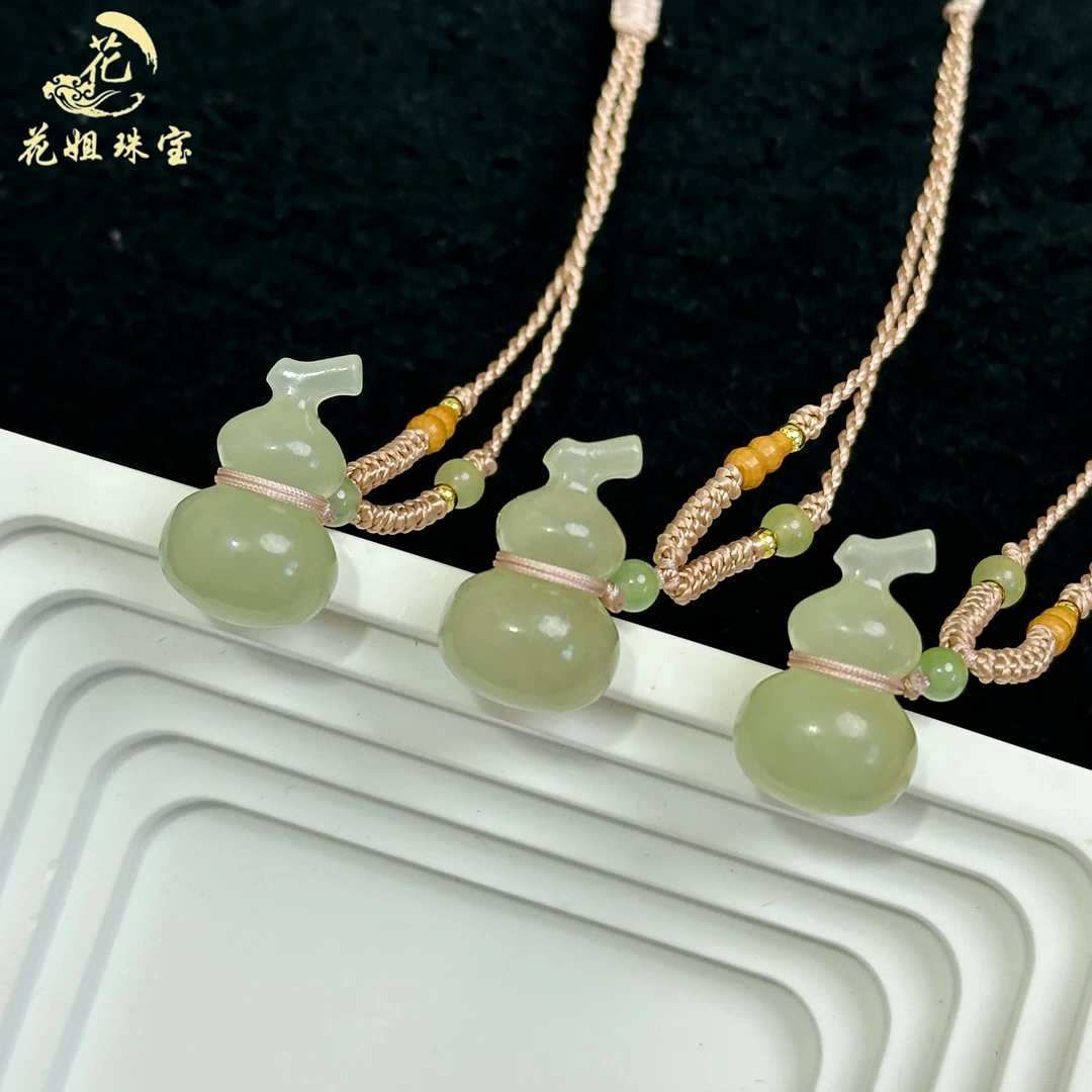 C17天然和田玉葫芦吊坠21*13*11mm晴水老坑细料 多样性发其一