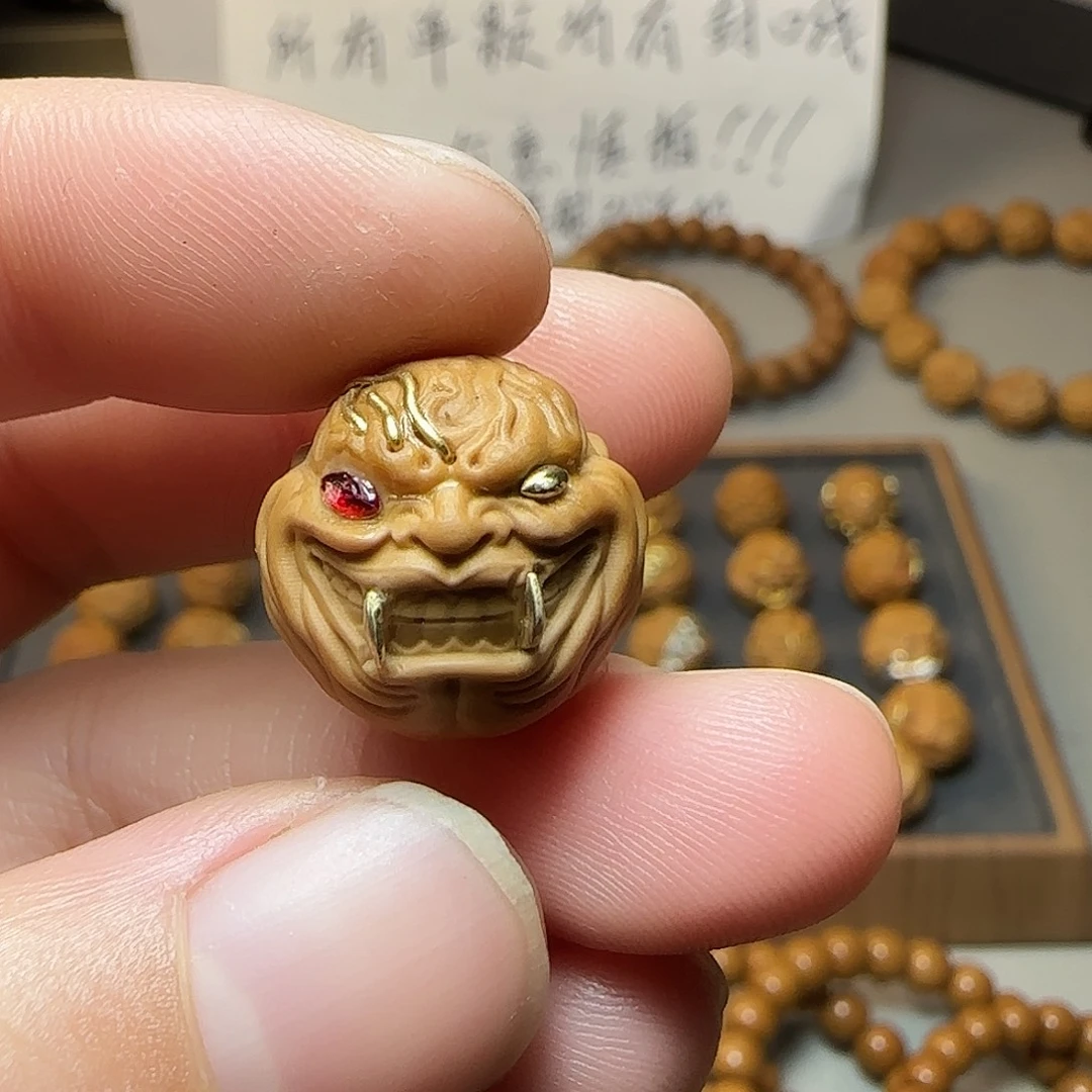 吊坠猴头核桃红宝石眼睛
