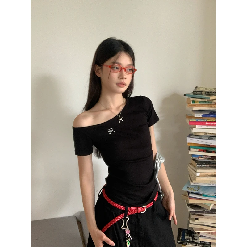 宋正恩黑色斜肩短袖t恤女露肩辣妹修身百搭设计感刺绣上衣AA25116