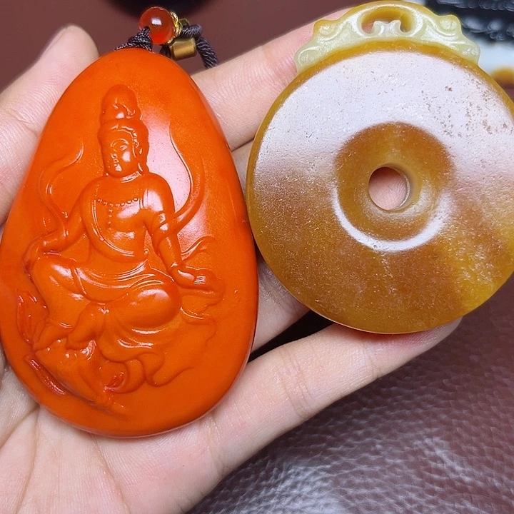 猪***下和田玉未镶嵌颈饰