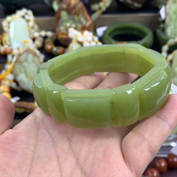 用***来透闪石质玉未镶嵌手串