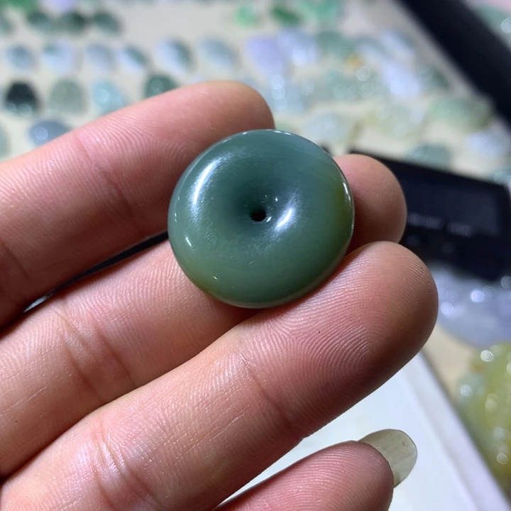 翡翠未镶嵌颈饰平安扣