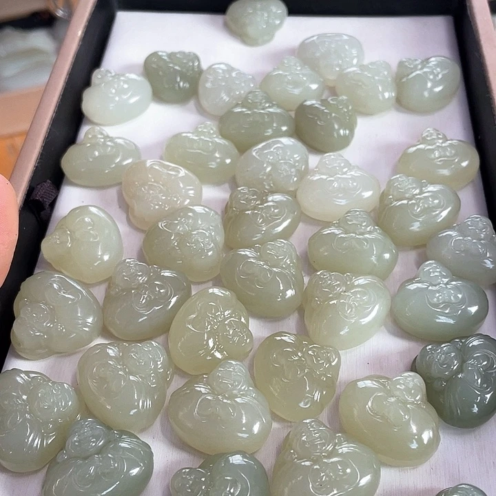 和田玉未镶嵌吊坠(不含链)约24+抱抱佛（木林）多样性拍一发一