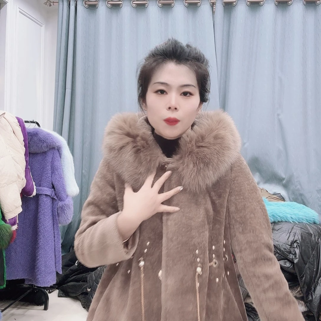 皮草搭配黑色西装