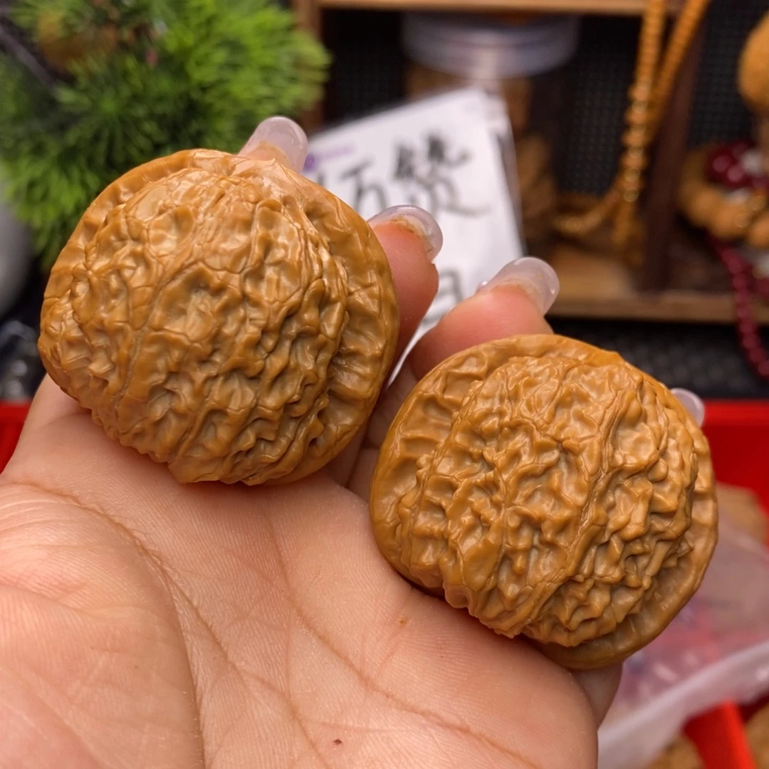 文玩核桃吊坠金麒麟。边43。丹 微修