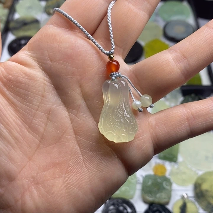 蛇纹石玉颈饰合金