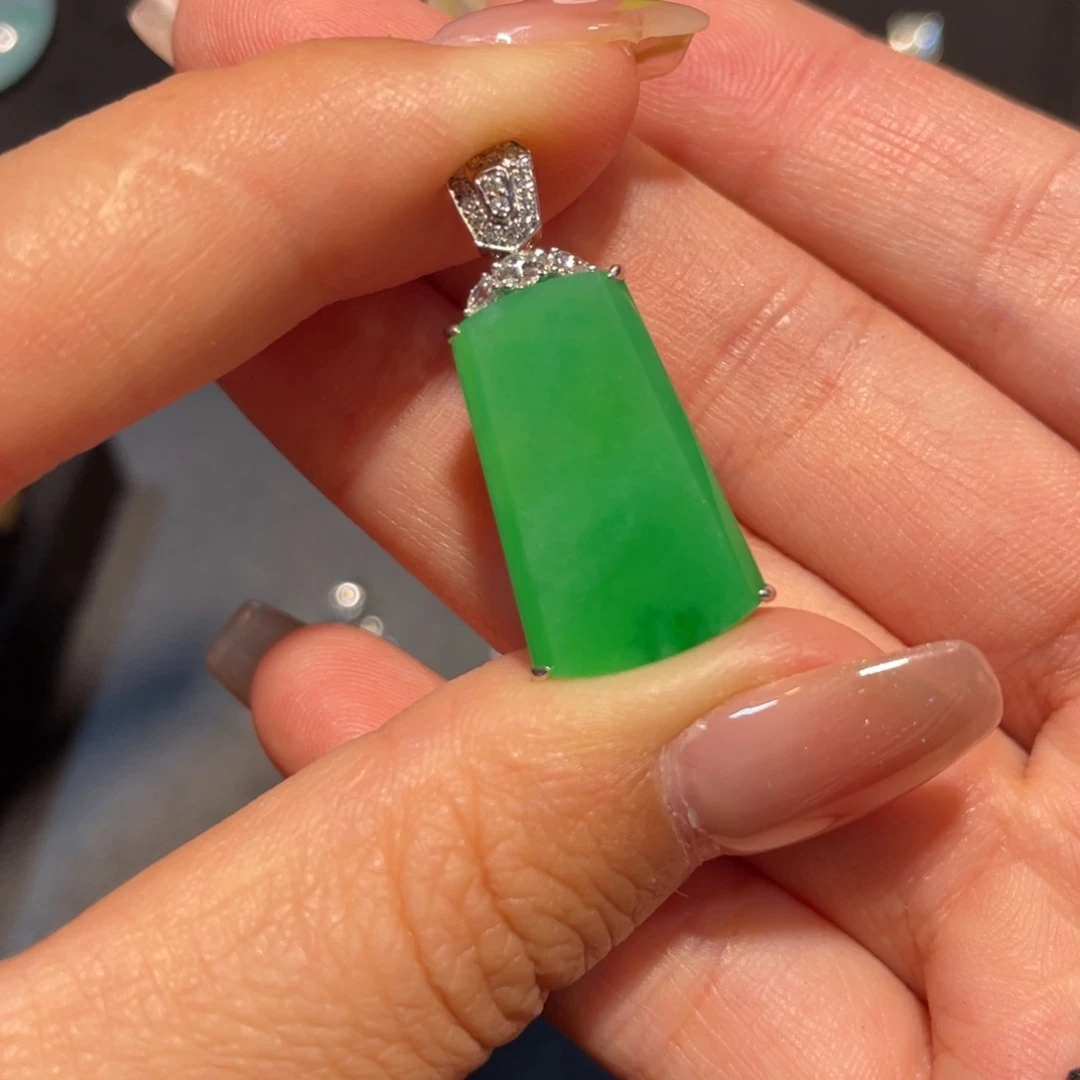 翡翠22K金镶嵌颈饰无事牌