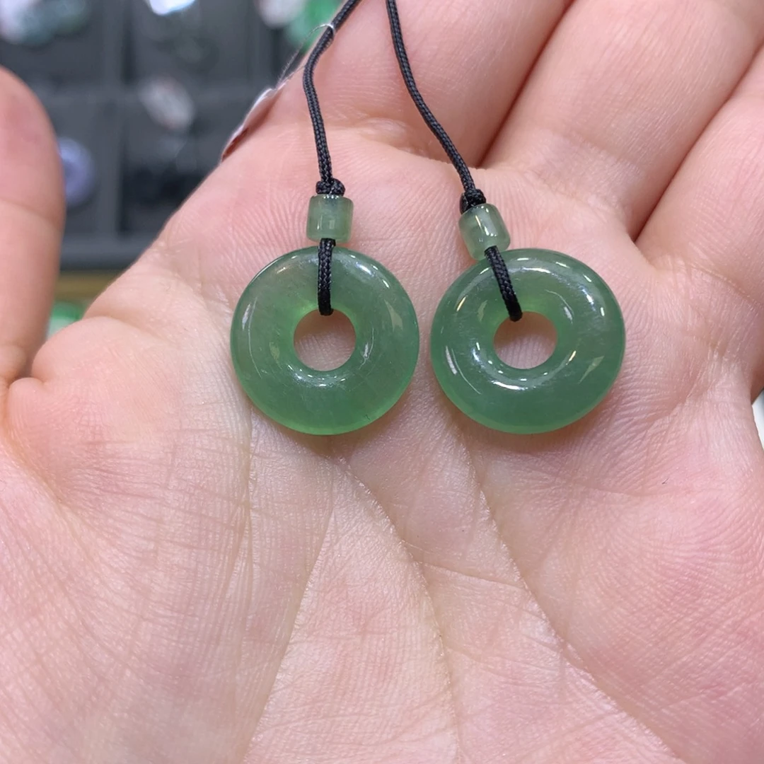 翡翠耳饰未镶嵌翡翠