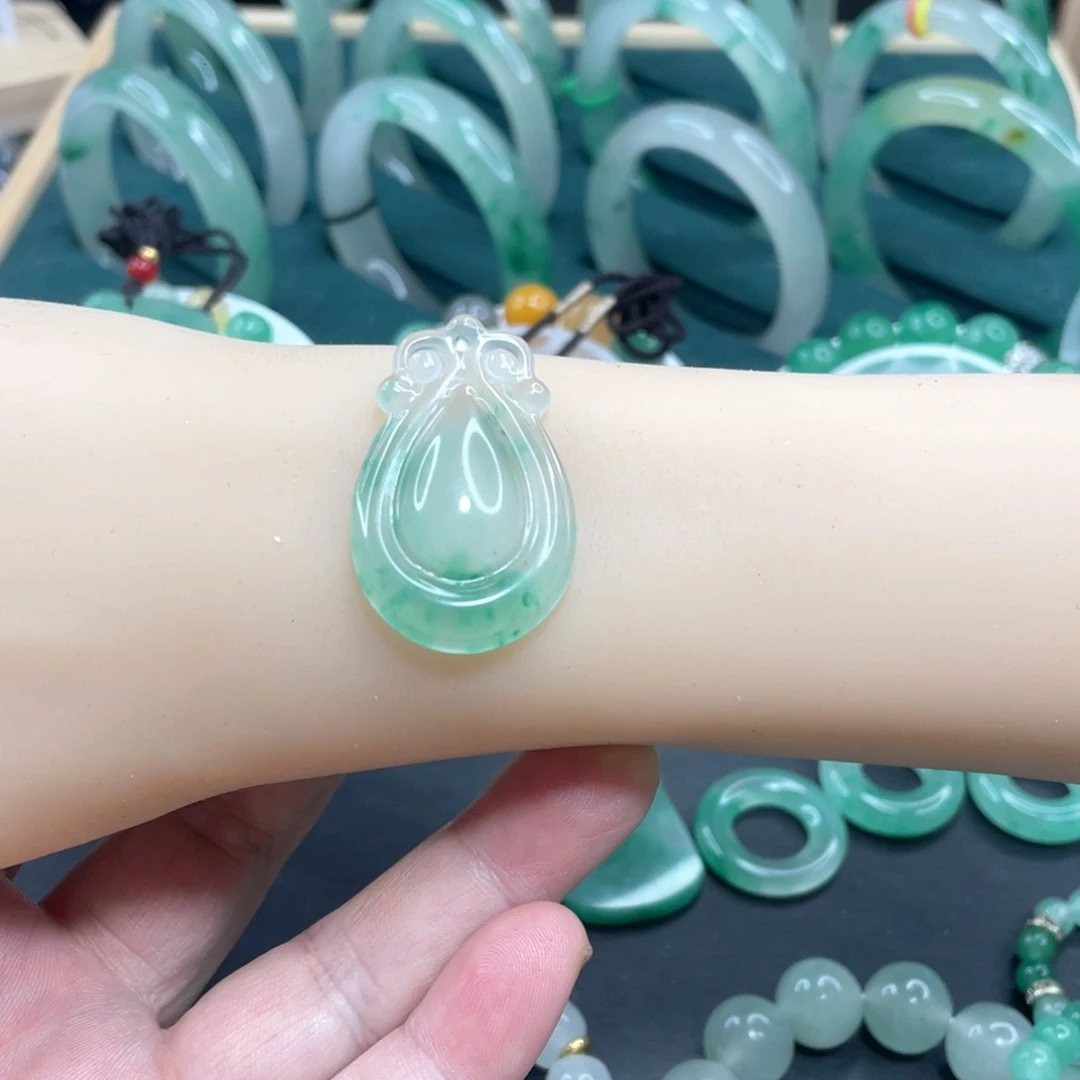 石英质玉未镶嵌颈饰