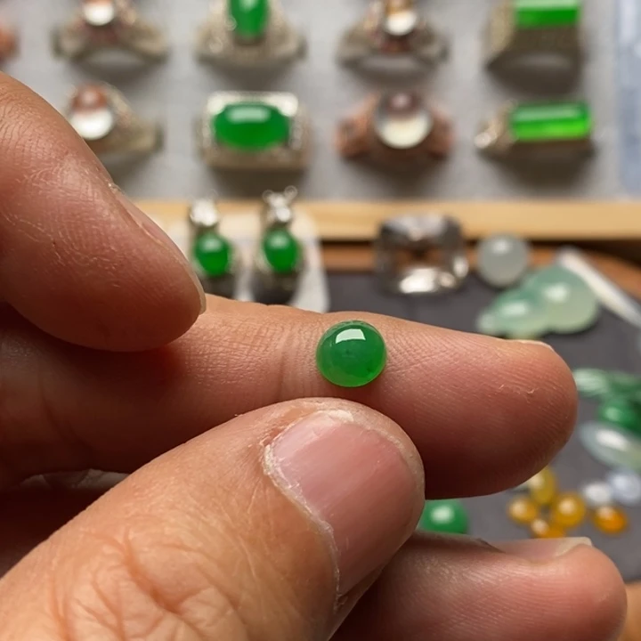 翡翠裸石糯冰阳绿戒面6.8×6.6×3.1