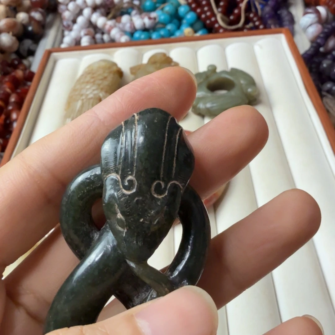 大***痕和田玉（糖玉）未镶嵌颈饰