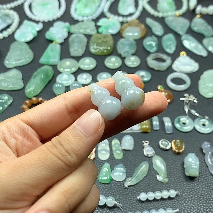 多***多翡翠未镶嵌颈饰葫芦