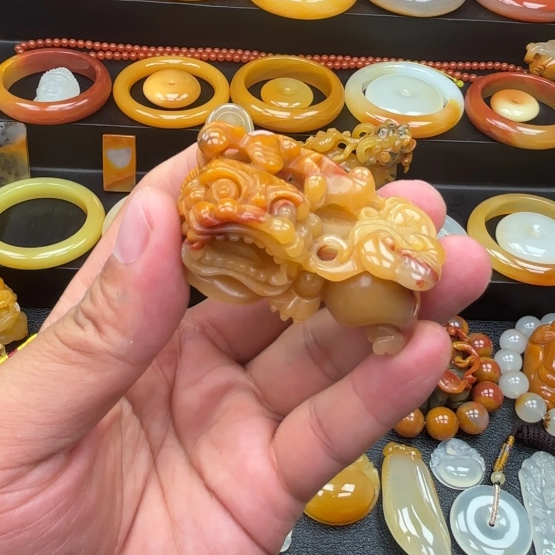 石英质玉（黄龙玉）未镶嵌颈饰