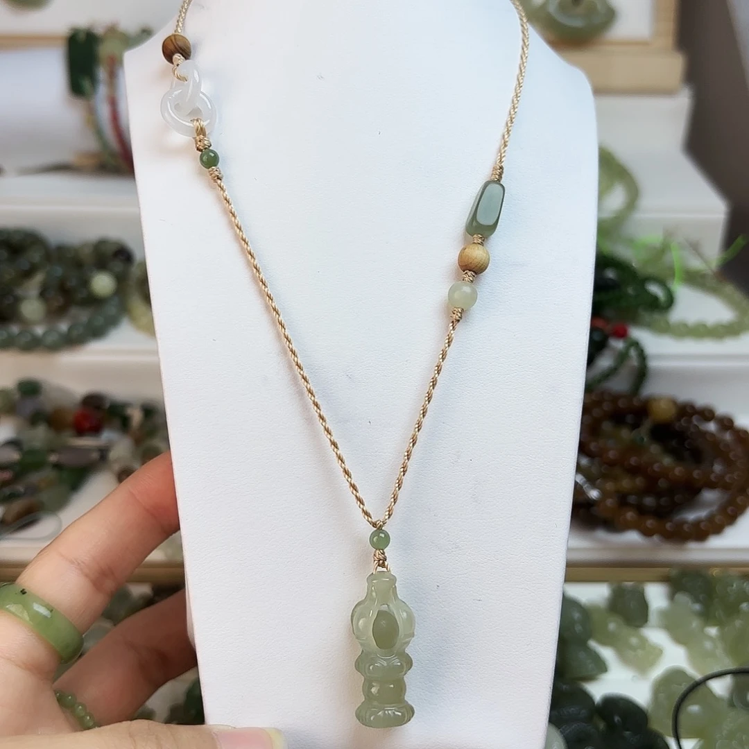 和田玉颈饰未镶嵌金刚杵吊坠