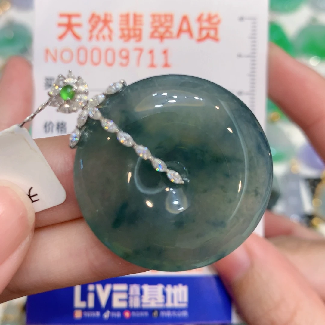 翡翠18K金镶嵌颈饰扣