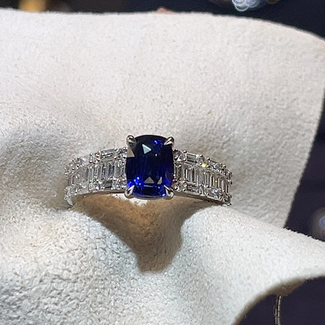 蓝宝石18K金镶嵌戒指2ct