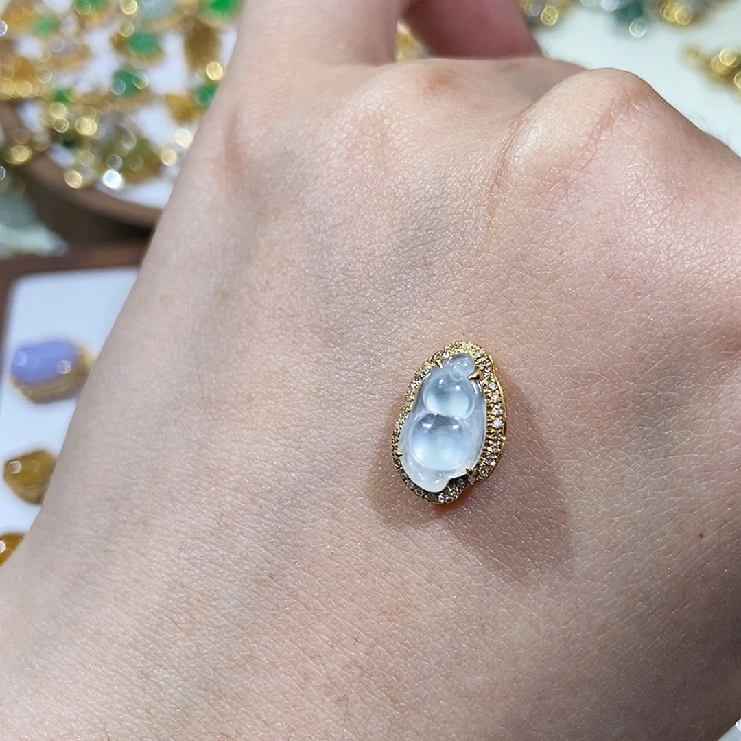 J***9翡翠18K金镶嵌颈饰11111