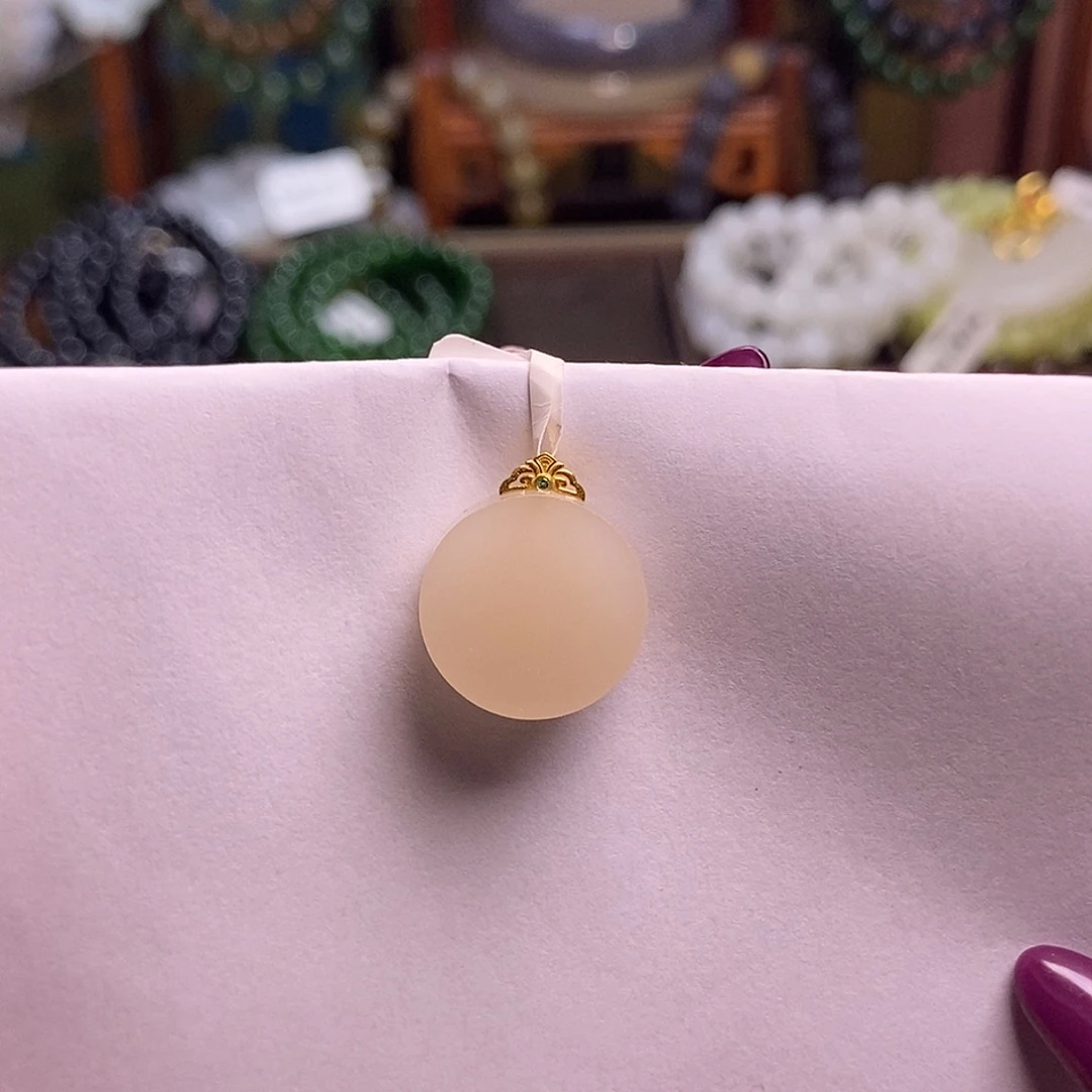 和田玉未镶嵌颈饰藕粉老熟料金镶圆牌