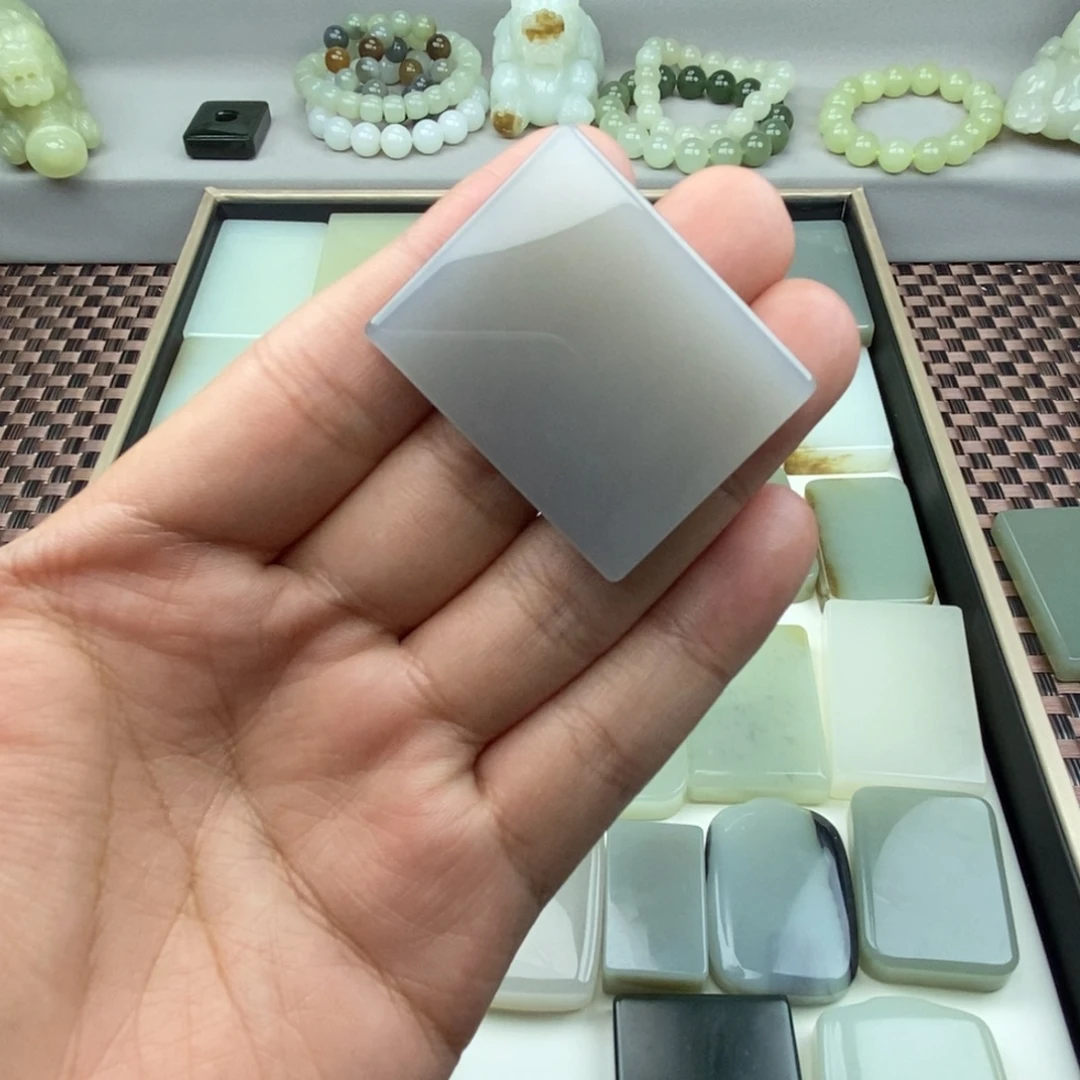 任***行和田玉未镶嵌颈饰