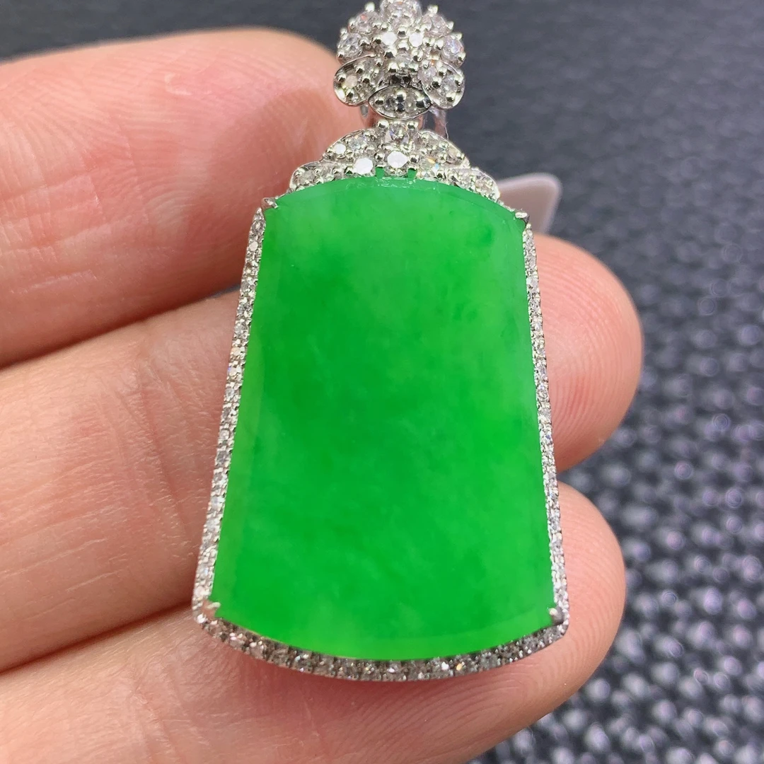 天然A货缅甸翡冰阳绿无事牌镶嵌18k金吊坠气质精致