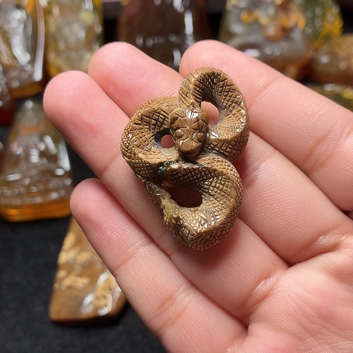 琥珀未镶嵌颈饰63