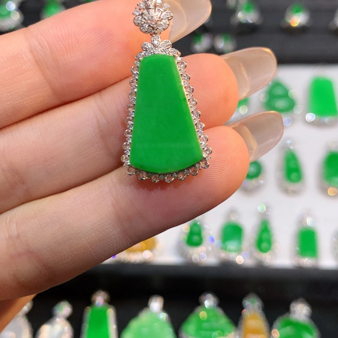 颈饰18K金镶嵌翡翠